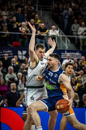 Rostock, Deutschland 06. März 2026: 1.BBL 2025 2026 Rostock Seawolves gegen VET-CONCEPT Gladiators Trier Im Bild: v. li. im Zweikampf Marten Linßen (VET-CONCEPT Gladiators Trier) und Owen Klassen (Rostock Seawolves) Copyright: xFotostandx xVoelkerx