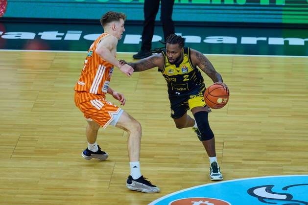 Tobias Jensen (ratiopharm ulm, 07), Tray Buchanan (MHP Riesen Ludwigsburg, 02) GER, ratiopharm ulm vs. MHP Riesen Ludwigsburg, Basketball, 22. Spieltag, EasyCredit BBL, Spielzeit 2025 2026, 06.03.2026 GER, ratiopharm ulm vs. MHP Riesen Ludwigsburg, Basketball, 22. Spieltag, EasyCredit BBL, Spielzeit 2025 2026, 06.03.2026 Neu-Ulm Copyright: xEibner-Pressefoto GeraldxOelze-dexStoppanyx EP_ODS