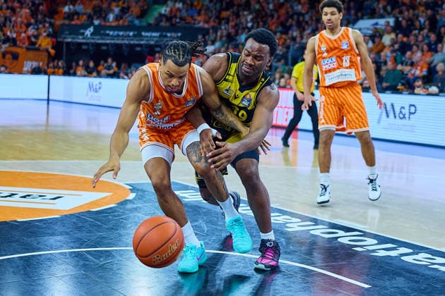 Zweikampf, Duell um den Ball Zweikampf, Duell zwischen ischen Nelson Weidemann (ratiopharm ulm, 00) und Maxwell Dongmo Temoka (MHP Riesen Ludwigsburg, 39) GER, ratiopharm ulm vs. MHP Riesen Ludwigsburg, Basketball, 22. Spieltag, EasyCredit BBL, Spielzeit 2025 2026, 06.03.2026 GER, ratiopharm ulm vs. MHP Riesen Ludwigsburg, Basketball, 22. Spieltag, EasyCredit BBL, Spielzeit 2025 2026, 06.03.2026 Neu-Ulm Copyright: xEibner-Pressefoto GeraldxOelze-dexStoppanyx EP_ODS