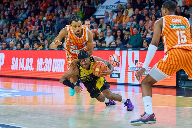 Zweikampf, Duell zwischen Nelson Weidemann (ratiopharm ulm, 00) und Stef Smith (MHP Riesen Ludwigsburg, 03), rechts Justin Simon (ratiopharm ulm, 15) GER, ratiopharm ulm vs. MHP Riesen Ludwigsburg, Basketball, 22. Spieltag, EasyCredit BBL, Spielzeit 2025 2026, 06.03.2026 GER, ratiopharm ulm vs. MHP Riesen Ludwigsburg, Basketball, 22. Spieltag, EasyCredit BBL, Spielzeit 2025 2026, 06.03.2026 Neu-Ulm Copyright: xEibner-Pressefoto GeraldxOelze-dexStoppanyx EP_ODS