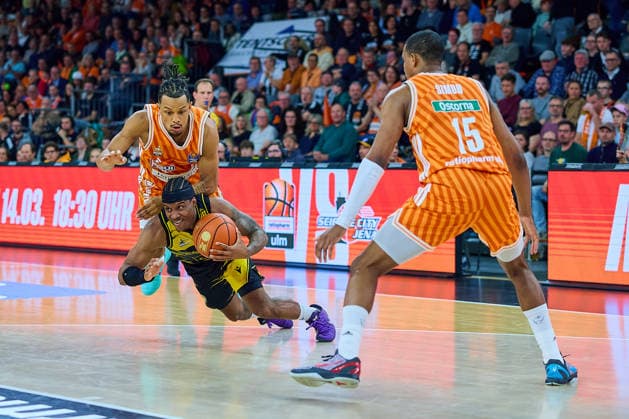 Zweikampf, Duell zwischen Nelson Weidemann (ratiopharm ulm, 00) und Stef Smith (MHP Riesen Ludwigsburg, 03), rechts Justin Simon (ratiopharm ulm, 15) GER, ratiopharm ulm vs. MHP Riesen Ludwigsburg, Basketball, 22. Spieltag, EasyCredit BBL, Spielzeit 2025 2026, 06.03.2026 GER, ratiopharm ulm vs. MHP Riesen Ludwigsburg, Basketball, 22. Spieltag, EasyCredit BBL, Spielzeit 2025 2026, 06.03.2026 Neu-Ulm Copyright: xEibner-Pressefoto GeraldxOelze-dexStoppanyx EP_ODS
