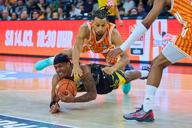 Zweikampf, Duell zwischen Nelson Weidemann (ratiopharm ulm, 00) und Stef Smith (MHP Riesen Ludwigsburg, 03) GER, ratiopharm ulm vs. MHP Riesen Ludwigsburg, Basketball, 22. Spieltag, EasyCredit BBL, Spielzeit 2025 2026, 06.03.2026 GER, ratiopharm ulm vs. MHP Riesen Ludwigsburg, Basketball, 22. Spieltag, EasyCredit BBL, Spielzeit 2025 2026, 06.03.2026 Neu-Ulm Copyright: xEibner-Pressefoto GeraldxOelze-dexStoppanyx EP_ODS