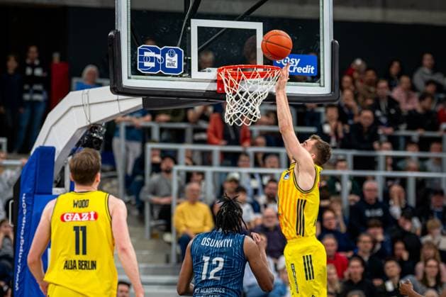 Spielaktion mit Moses Wood (11; Alba Berlin) und Osun Osunniyi (12; MLP Academics Heidelberg) am Korb easyCredit BBL: MLP Academics Heidelberg – Alba Berlin - 06.03.2026