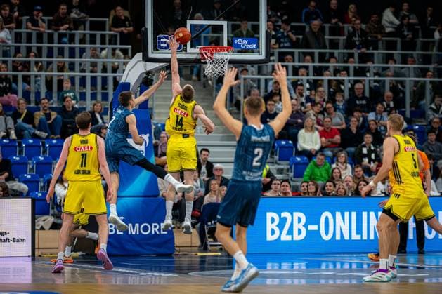 Szene mit Martynas Echodas (14; Alba Berlin), Moses Wood (11; Alba Berlin), Sam Griesel (5; Alba Berlin), Niklas Würzner (2; MLP Academics Heidelberg) und DJ Horne (0; MLP Academics Heidelberg) beim Wurf unter dem Korb easyCredit BBL: MLP Academics Heidelberg – Alba Berlin - 06.03.2026