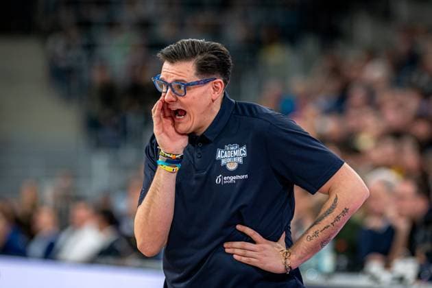 Coach Pedro Calles (999; Alba Berlin) gestikuliert angespannt am Spielfeldrand easyCredit BBL: MLP Academics Heidelberg – Alba Berlin - 06.03.2026