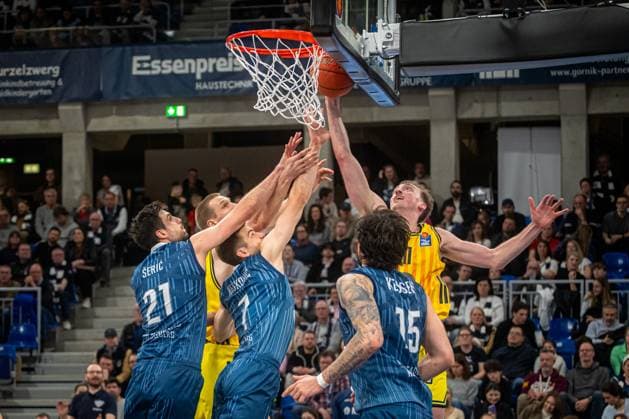 Szene mit Mateo Seric (21; MLP Academics Heidelberg), Moses Wood (11; Alba Berlin), Jack Kayil (7; Alba Berlin), Dusan Neskovic (7; MLP Academics Heidelberg) und Marcel Keßen (15; MLP Academics Heidelberg) am Korb easyCredit BBL: MLP Academics Heidelberg – Alba Berlin - 06.03.2026
