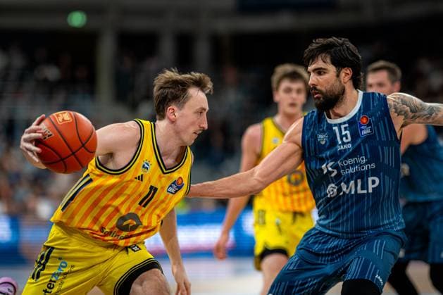 Szene mit Moses Wood (11; Alba Berlin) und Marcel Keßen (15; MLP Academics Heidelberg) in Aktion easyCredit BBL: MLP Academics Heidelberg – Alba Berlin - 06.03.2026