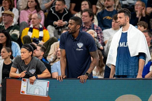 Szene mit Paul Zipser (9; MLP Academics Heidelberg), Vladimir Bogojevic (997; Alba Berlin) und Sebastian Trzcionka (998; Alba Berlin) am Spielfeldrand easyCredit BBL: MLP Academics Heidelberg – Alba Berlin - 06.03.2026