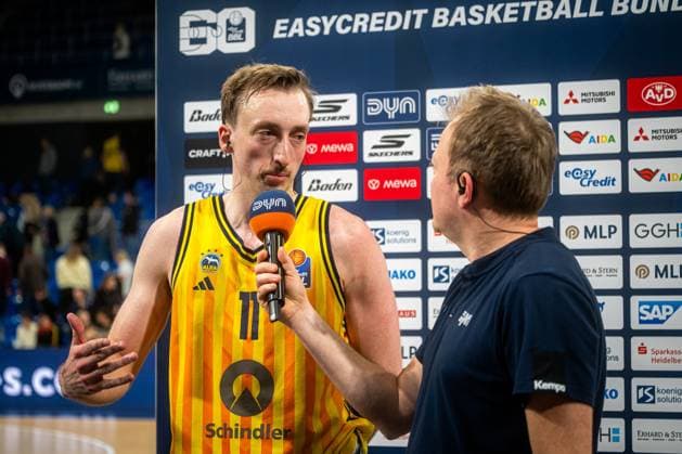 Interview mit Moses Wood (11; Alba Berlin) am Spielfeldrand in der Halle easyCredit BBL: MLP Academics Heidelberg – Alba Berlin - 06.03.2026