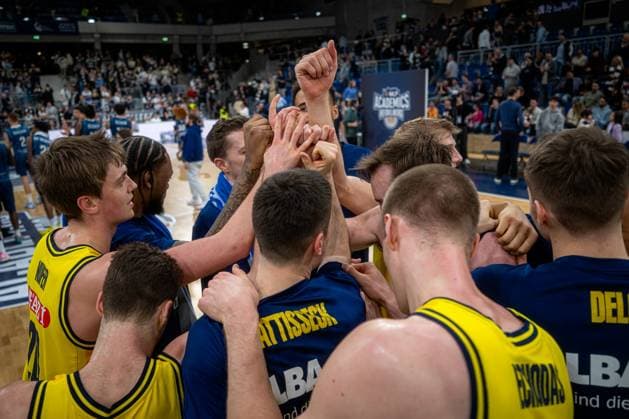 Szene mit Anton Nufer (20; Alba Berlin) in einem Team-Huddle mit Spielern von MLP Academics Heidelberg easyCredit BBL: MLP Academics Heidelberg – Alba Berlin - 06.03.2026
