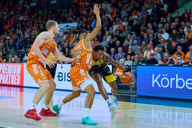 Christian Sengfelder (ratiopharm ulm, 43), Nelson Weidemann (ratiopharm ulm, 00), Brandon Tischler (MHP Riesen Ludwigsburg, 24) GER, ratiopharm ulm vs. MHP Riesen Ludwigsburg, Basketball, 22. Spieltag, EasyCredit BBL, Spielzeit 2025 2026, 06.03.2026 GER, ratiopharm ulm vs. MHP Riesen Ludwigsburg, Basketball, 22. Spieltag, EasyCredit BBL, Spielzeit 2025 2026, 06.03.2026 Neu-Ulm Copyright: xEibner-Pressefoto GeraldxOelze-dexStoppanyx EP_ODS