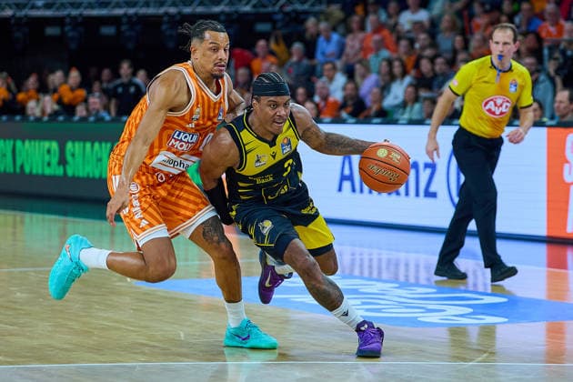 Zweikampf, Duell zwischen Nelson Weidemann (ratiopharm ulm, 00) und Stef Smith (MHP Riesen Ludwigsburg, 03) GER, ratiopharm ulm vs. MHP Riesen Ludwigsburg, Basketball, 22. Spieltag, EasyCredit BBL, Spielzeit 2025 2026, 06.03.2026 GER, ratiopharm ulm vs. MHP Riesen Ludwigsburg, Basketball, 22. Spieltag, EasyCredit BBL, Spielzeit 2025 2026, 06.03.2026 Neu-Ulm Copyright: xEibner-Pressefoto GeraldxOelze-dexStoppanyx EP_ODS