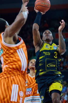 Joel Soriano (ratiopharm ulm, 12), Nelson Weidemann (ratiopharm ulm, 00), Korbleger Stef Smith (MHP Riesen Ludwigsburg, 03) GER, ratiopharm ulm vs. MHP Riesen Ludwigsburg, Basketball, 22. Spieltag, EasyCredit BBL, Spielzeit 2025 2026, 06.03.2026 GER, ratiopharm ulm vs. MHP Riesen Ludwigsburg, Basketball, 22. Spieltag, EasyCredit BBL, Spielzeit 2025 2026, 06.03.2026 Neu-Ulm Copyright: xEibner-Pressefoto GeraldxOelze-dexStoppanyx EP_ODS