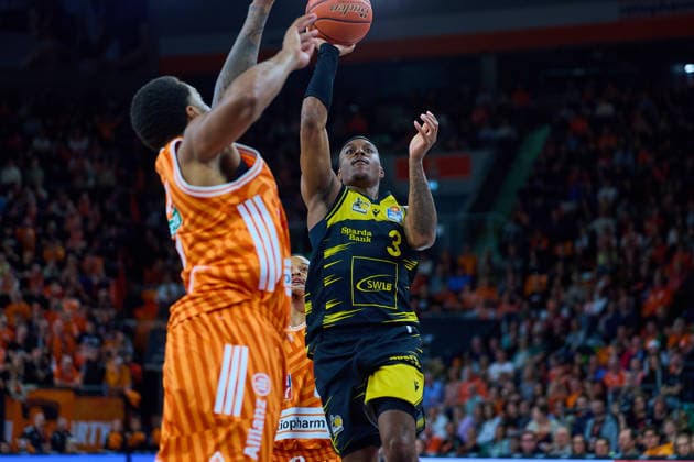 Joel Soriano (ratiopharm ulm, 12), Nelson Weidemann (ratiopharm ulm, 00), Korbleger Stef Smith (MHP Riesen Ludwigsburg, 03) GER, ratiopharm ulm vs. MHP Riesen Ludwigsburg, Basketball, 22. Spieltag, EasyCredit BBL, Spielzeit 2025 2026, 06.03.2026 GER, ratiopharm ulm vs. MHP Riesen Ludwigsburg, Basketball, 22. Spieltag, EasyCredit BBL, Spielzeit 2025 2026, 06.03.2026 Neu-Ulm Copyright: xEibner-Pressefoto GeraldxOelze-dexStoppanyx EP_ODS
