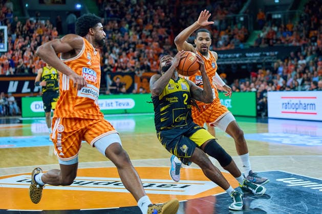 Malik Osborne (ratiopharm ulm, 10), Tray Buchanan (MHP Riesen Ludwigsburg, 02), Justin Simon (ratiopharm ulm, 15) GER, ratiopharm ulm vs. MHP Riesen Ludwigsburg, Basketball, 22. Spieltag, EasyCredit BBL, Spielzeit 2025 2026, 06.03.2026 GER, ratiopharm ulm vs. MHP Riesen Ludwigsburg, Basketball, 22. Spieltag, EasyCredit BBL, Spielzeit 2025 2026, 06.03.2026 Neu-Ulm Copyright: xEibner-Pressefoto GeraldxOelze-dexStoppanyx EP_ODS