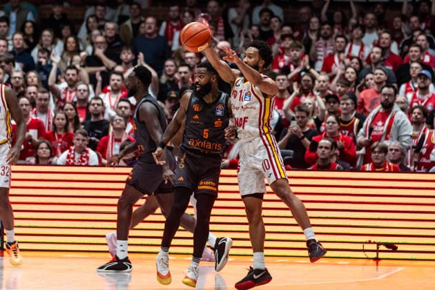 GER, easy-Credit Basketball-Bundesliga, Fitness First Würzburg Baskets - Niners Chemnitz. 06.03.2026, tectake ARENA Würzburg, Würzburg, GER, easy-Credit Basketball-Bundesliga, Fitness First Würzburg Baskets - Niners Chemnitz. Davion Mintz (Fitness First Würzburg Baskets 10), Corey Davis Jr. (Niners Chemnitz, 5) Foto Alexander Trienitz Würzburg tectake ARENA Würzburg Bayern Deutschland