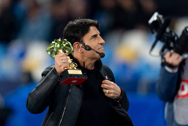 SSC Napoli v Torino FC - Serie A Enilive Sal Da Vinci, winner of the Sanremo Festival, shows off his prize. during the serie Serie A Enilive match between SSC Napoli and Torino FC at Stadio Diego Armando Maradona on March 6, 2026 in Naples, Italy Naples Stadio Diego Armando Maradona Naples Italy Copyright: xGiuseppexMaffiax 260306_SerieA_Napoli-Torino_GM_04771