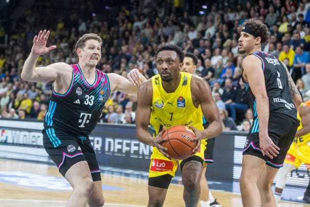 Oldenburg, Niedersachsen, DEU, 06.03.2026, xxxxxxx EWE Baskets Oldenburg vs. Telekom Baskets Bonn. Basketball. 1. Basketball-Bundesliga Saison 2025 2026, 22. Spieltag, Grosse EWE Arena. EWE Baskets Oldenburg vs. Telekom Baskets Bonn