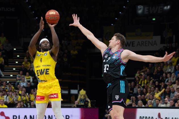 GER, Basketball, easy Credit- BBL, EWE Baskets Oldenburg vs Telekom Baskets Bonn 06.03.2026, EWE Arena, Oldenburg, GER, easy Credit-BBL, EWE Baskets Oldenburg vs Telekom Baskets Bonn, im Bild Brain FOBBS ( EWE Baskets Oldenburg 4 ) Patrick HECKMANN ( Telekom Baskets Bonn 33 )