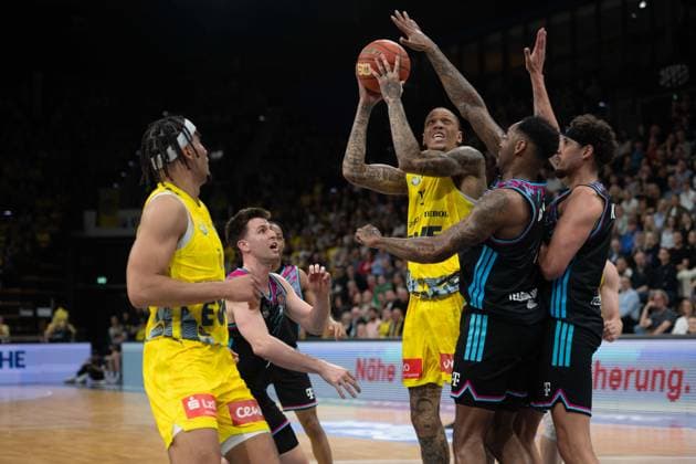 GER, Basketball, easy Credit- BBL, EWE Baskets Oldenburg vs Telekom Baskets Bonn 06.03.2026, EWE Arena, Oldenburg, GER, easy Credit-BBL, EWE Baskets Oldenburg vs Telekom Baskets Bonn, im Bild Michale KYSER ( EWE Baskets Oldenburg 12 ) Jeff GARRETT JR. ( Telekom Baskets Bonn 4 ) Michael KESSENS ( Telekom Baskets Bonn 6 ) Nicholas TISCHLER ( EWE Baskets Oldenburg 11 )