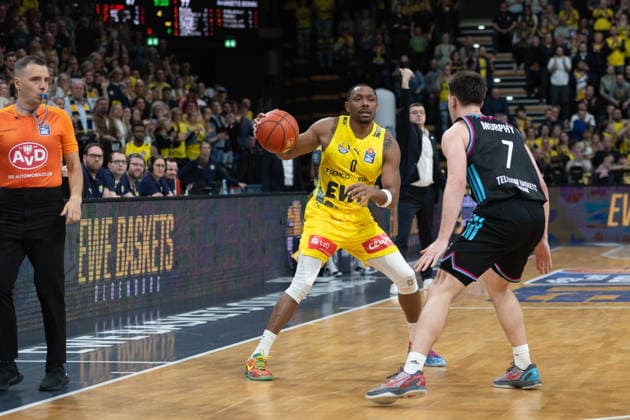 GER, Basketball, easy Credit- BBL, EWE Baskets Oldenburg vs Telekom Baskets Bonn 06.03.2026, EWE Arena, Oldenburg, GER, easy Credit-BBL, EWE Baskets Oldenburg vs Telekom Baskets Bonn, im Bild Kyle LOFTON ( EWE Baskets Oldenburg 0 ) Grayson MURPHY ( Telekom Baskets Bonn 7 )