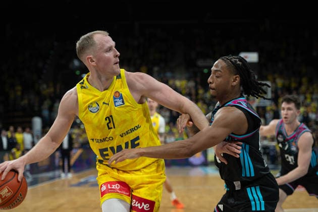 GER, Basketball, easy Credit- BBL, EWE Baskets Oldenburg vs Telekom Baskets Bonn 06.03.2026, EWE Arena, Oldenburg, GER, easy Credit-BBL, EWE Baskets Oldenburg vs Telekom Baskets Bonn, im Bild Seth HINRICHS ( EWE Baskets Oldenburg 21 ) Jalen FINCH ( Telekom Baskets Bonn 0 )