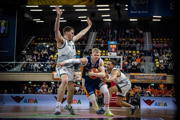 Rostock, Deutschland 06. März 2026: 1.BBL 2025 2026 Rostock Seawolves gegen VET-CONCEPT Gladiators Trier Im Bild: v. li. im Zweikampf Marten Linßen (VET-CONCEPT Gladiators Trier) und Lukasz Kolenda (Rostock Seawolves) Copyright: xFotostandx xVoelkerx