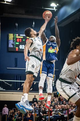 Rostock, Deutschland 06. März 2026: 1.BBL 2025 2026 Rostock Seawolves gegen VET-CONCEPT Gladiators Trier Im Bild: v. li. im Zweikampf Urald King (VET-CONCEPT Gladiators Trier) und TJ Crockett Jr. (Rostock Seawolves) Copyright: xFotostandx xVoelkerx