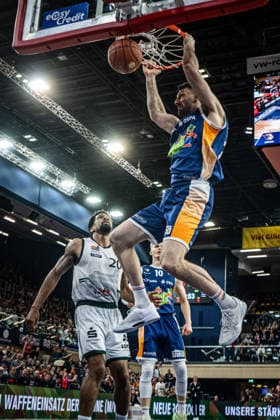 Rostock, Deutschland 06. März 2026: 1.BBL 2025 2026 Rostock Seawolves gegen VET-CONCEPT Gladiators Trier Im Bild: Owen Klassen (Rostock Seawolves) macht einen Dunk, dunkt Copyright: xFotostandx xVoelkerx