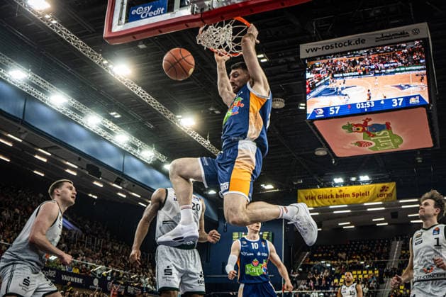 Rostock, Deutschland 06. März 2026: 1.BBL 2025 2026 Rostock Seawolves gegen VET-CONCEPT Gladiators Trier Im Bild: vorne Owen Klassen (Rostock Seawolves) macht einen Dunk, dunkt Copyright: xFotostandx xVoelkerx