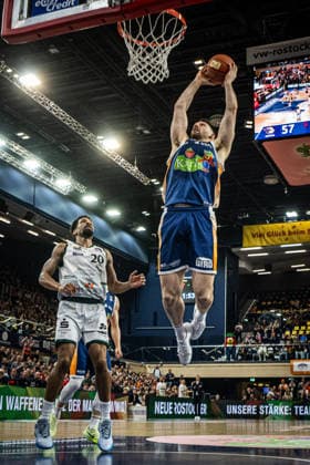 Rostock, Deutschland 06. März 2026: 1.BBL 2025 2026 Rostock Seawolves gegen VET-CONCEPT Gladiators Trier Im Bild: 2.v.li. Owen Klassen (Rostock Seawolves) macht einen Dunk, dunkt Copyright: xFotostandx xVoelkerx