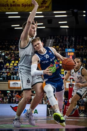 Rostock, Deutschland 06. März 2026: 1.BBL 2025 2026 Rostock Seawolves gegen VET-CONCEPT Gladiators Trier Im Bild: v. li. im Zweikampf Marten Linßen (VET-CONCEPT Gladiators Trier) und Lukasz Kolenda (Rostock Seawolves) Copyright: xFotostandx xVoelkerx
