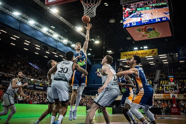 Rostock, Deutschland 06. März 2026: 1.BBL 2025 2026 Rostock Seawolves gegen VET-CONCEPT Gladiators Trier Im Bild: 4.v.li. Andy van Vliet (Rostock Seawolves) wirft einen Korb Copyright: xFotostandx xVoelkerx