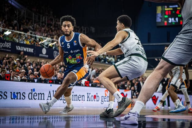 Rostock, Deutschland 06. März 2026: 1.BBL 2025 2026 Rostock Seawolves gegen VET-CONCEPT Gladiators Trier Im Bild: v. li. im Zweikampf D Shawn Schwartz (Rostock Seawolves) und Evans Rapieque (VET-CONCEPT Gladiators Trier) Copyright: xFotostandx xVoelkerx