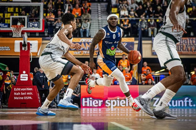 Rostock, Deutschland 06. März 2026: 1.BBL 2025 2026 Rostock Seawolves gegen VET-CONCEPT Gladiators Trier Im Bild: v.li. Urald King (VET-CONCEPT Gladiators Trier) und TJ Crockett Jr. (Rostock Seawolves) Copyright: xFotostandx xVoelkerx