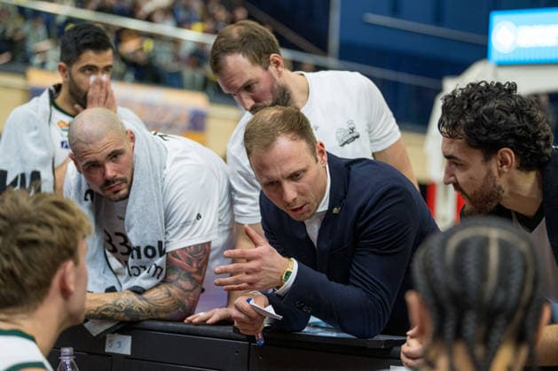 Rostock, Deutschland 06. März 2026: 1.BBL 2025 2026 Rostock Seawolves gegen VET-CONCEPT Gladiators Trier Im Bild: 2.v.re. Head-Coach Jacques Schneider (VET-CONCEPT Gladiators Trier) Copyright: xFotostandx xVoelkerx