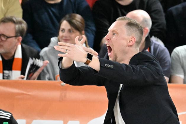 GER, EasyCredit BBL RASTA Vechta - Science City Jena 06.03.2026, RASTA Dome, Vechta, GER, EasyCredit BBL RASTA Vechta - Science City Jena im Bild Head-Coach Christian Held (RASTA Vechta) Gestik, Mimik, Emotionen in der Cochingzone am Spielfeldrand,