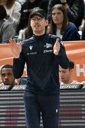 GER, EasyCredit BBL RASTA Vechta - Science City Jena 06.03.2026, RASTA Dome, Vechta, GER, EasyCredit BBL RASTA Vechta - Science City Jena im Bild Björn Harmsen (Head Coach), Science City Jena Gestik, Mimik, Emotionen in der Cochingzone am Spielfeldrand,