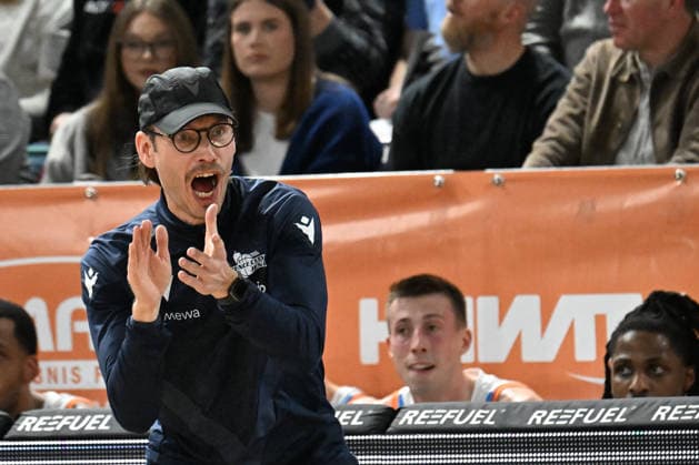 GER, EasyCredit BBL RASTA Vechta - Science City Jena 06.03.2026, RASTA Dome, Vechta, GER, EasyCredit BBL RASTA Vechta - Science City Jena im Bild Björn Harmsen (Head Coach), Science City Jena Gestik, Mimik, Emotionen in der Cochingzone am Spielfeldrand,