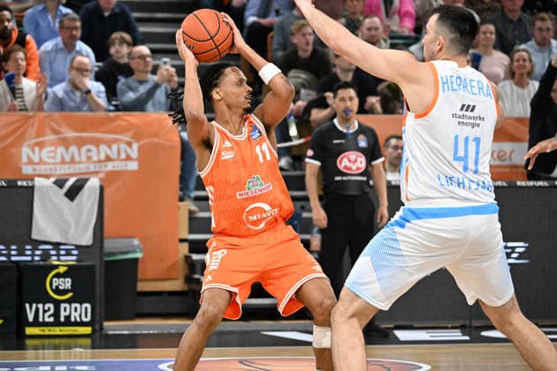 GER, EasyCredit BBL RASTA Vechta - Science City Jena 06.03.2026, RASTA Dome, Vechta, GER, EasyCredit BBL RASTA Vechta - Science City Jena im Bild Alonzo Verge Jr. (RASTA Vechta 11) Alex Herrera (Science City Jena, 41)