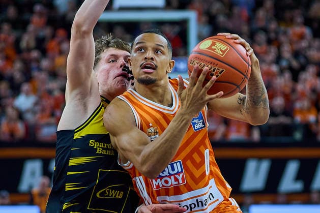 Zweikampf, Duell zwischen Julis Baumer (MHP Riesen Ludwigsburg, 37) und Nelson Weidemann (ratiopharm ulm, 00) GER, ratiopharm ulm vs. MHP Riesen Ludwigsburg, Basketball, 22. Spieltag, EasyCredit BBL, Spielzeit 2025 2026, 06.03.2026 GER, ratiopharm ulm vs. MHP Riesen Ludwigsburg, Basketball, 22. Spieltag, EasyCredit BBL, Spielzeit 2025 2026, 06.03.2026 Neu-Ulm Copyright: xEibner-Pressefoto GeraldxOelze-dexStoppanyx EP_ODS