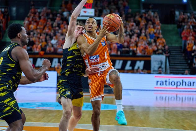 Zweikampf, Duell zwischen Julis Baumer (MHP Riesen Ludwigsburg, 37) und Nelson Weidemann (ratiopharm ulm, 00) GER, ratiopharm ulm vs. MHP Riesen Ludwigsburg, Basketball, 22. Spieltag, EasyCredit BBL, Spielzeit 2025 2026, 06.03.2026 GER, ratiopharm ulm vs. MHP Riesen Ludwigsburg, Basketball, 22. Spieltag, EasyCredit BBL, Spielzeit 2025 2026, 06.03.2026 Neu-Ulm Copyright: xEibner-Pressefoto GeraldxOelze-dexStoppanyx EP_ODS