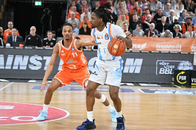 GER, EasyCredit BBL RASTA Vechta - Science City Jena 06.03.2026, RASTA Dome, Vechta, GER, EasyCredit BBL RASTA Vechta - Science City Jena im Bild Alonzo Verge Jr. (RASTA Vechta 11) Uchenna Iroegbu (Science City Jena 1)