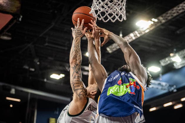 Rostock, Deutschland 06. März 2026: 1.BBL 2025 2026 Rostock Seawolves gegen VET-CONCEPT Gladiators Trier Im Bild: v. li. im Zweikampf Evans Rapieque (VET-CONCEPT Gladiators Trier) und Kassim Nicholson (Rostock Seawolves) Copyright: xFotostandx xVoelkerx