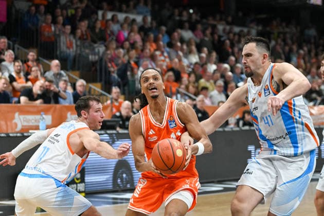 Alonzo Verge jr. (RASTA Vechta, 11) gegen Jack Pagenkopf (Science City Jena, 11) und Alex Herrera (Science City Jena, 41) RASTA Vechta vs. Science City Jena, easyCredit Basketball Bundesliga, 22. Spieltag, Saison 2025 2026, 06.03.2026, RASTA Vechta vs. Science City Jena, easyCredit Basketball Bundesliga, 22. Spieltag, Saison 2025 2026, 06.03.2026 Vechta Copyright: xEibner-Pressefoto RobertxGertzenx EP_RGN