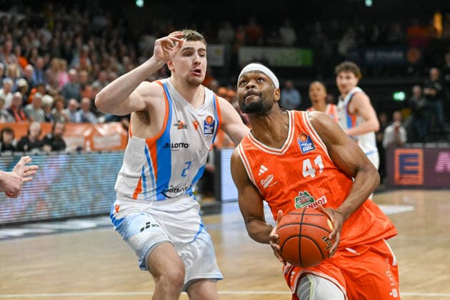 Lloyd Pandi (RASTA Vechta, 41) gegen Lorenz Bank (Science City Jena, 25) RASTA Vechta vs. Science City Jena, easyCredit Basketball Bundesliga, 22. Spieltag, Saison 2025 2026, 06.03.2026, RASTA Vechta vs. Science City Jena, easyCredit Basketball Bundesliga, 22. Spieltag, Saison 2025 2026, 06.03.2026 Vechta Copyright: xEibner-Pressefoto RobertxGertzenx EP_RGN