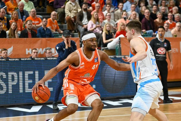 Lloyd Pandi (RASTA Vechta, 41) gegen Lorenz Bank (Science City Jena, 25) RASTA Vechta vs. Science City Jena, easyCredit Basketball Bundesliga, 22. Spieltag, Saison 2025 2026, 06.03.2026, RASTA Vechta vs. Science City Jena, easyCredit Basketball Bundesliga, 22. Spieltag, Saison 2025 2026, 06.03.2026 Vechta Copyright: xEibner-Pressefoto RobertxGertzenx EP_RGN