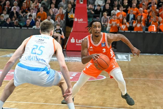 Malik Parsons (RASTA Vechta, 03) gegen Lorenz Bank (Science City Jena, 25) RASTA Vechta vs. Science City Jena, easyCredit Basketball Bundesliga, 22. Spieltag, Saison 2025 2026, 06.03.2026, RASTA Vechta vs. Science City Jena, easyCredit Basketball Bundesliga, 22. Spieltag, Saison 2025 2026, 06.03.2026 Vechta Copyright: xEibner-Pressefoto RobertxGertzenx EP_RGN