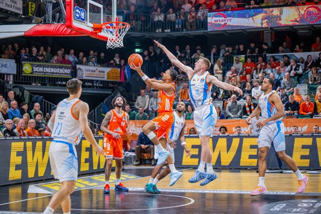 1. Basketball Bundesliga, easyCredit BBL, Saison 2025 2026, Herren, Hauptrunde, 22. Spieltag, 06.03.2026, RASTA Vechta - Science City Jena Alonzo Verge ( 11 - RASTA Vechta) beim Korbleger Vechta RASTA Dome Niedersachsen Deutschland