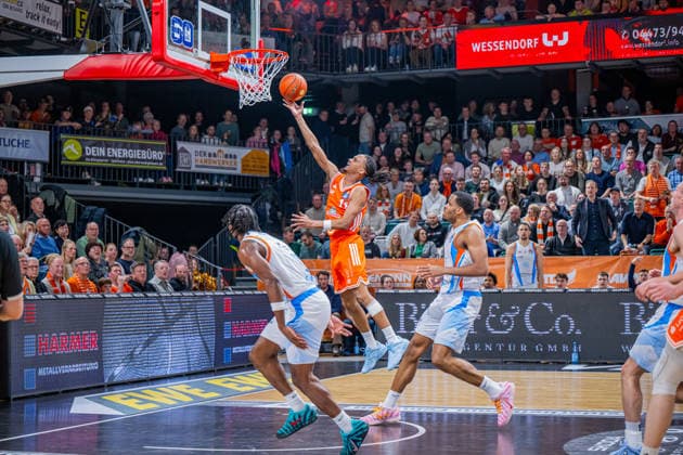 1. Basketball Bundesliga, easyCredit BBL, Saison 2025 2026, Herren, Hauptrunde, 22. Spieltag, 06.03.2026, RASTA Vechta - Science City Jena Alonzo Verge ( 11 - RASTA Vechta) beim Korbleger Vechta RASTA Dome Niedersachsen Deutschland
